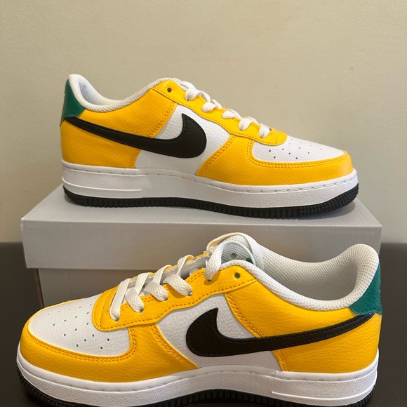 NIB Big Kid Nike Air Force 1 Low - FN8008-700 - University Gold/Black - Picture 5 of 7